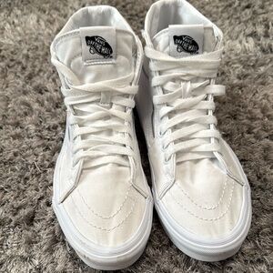 Vans Classic White High-Tops unisex men’s 7.5 
Wome’n Size 9